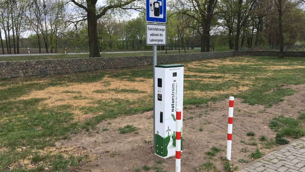 Im Frühjahr 2019 errichtete Naturstrom eine Elektroauto-Schnellladesäule auf dem Parkplatz des Hof Denissen.